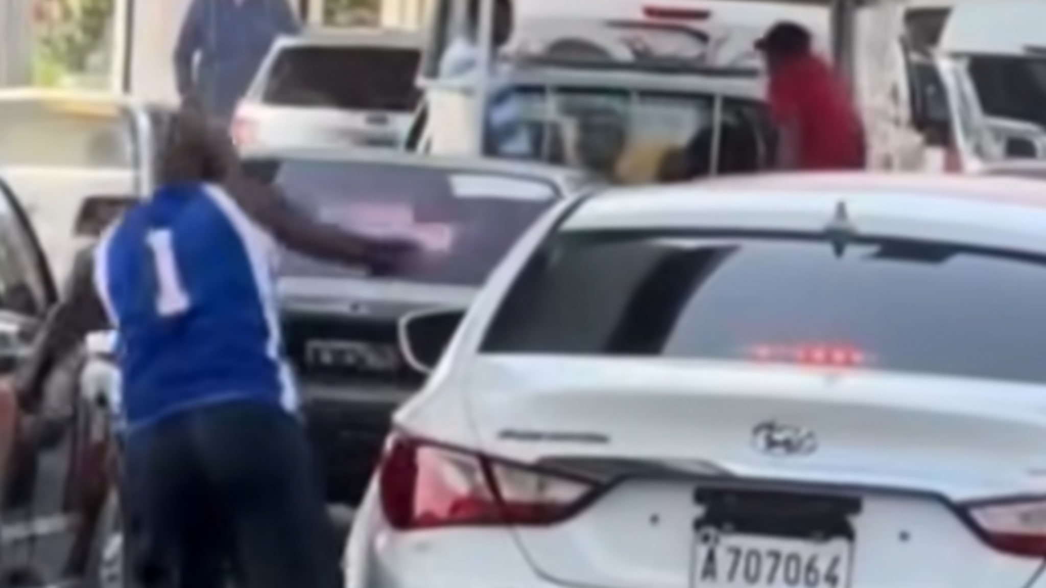 Hombre a los cristales del vehículo