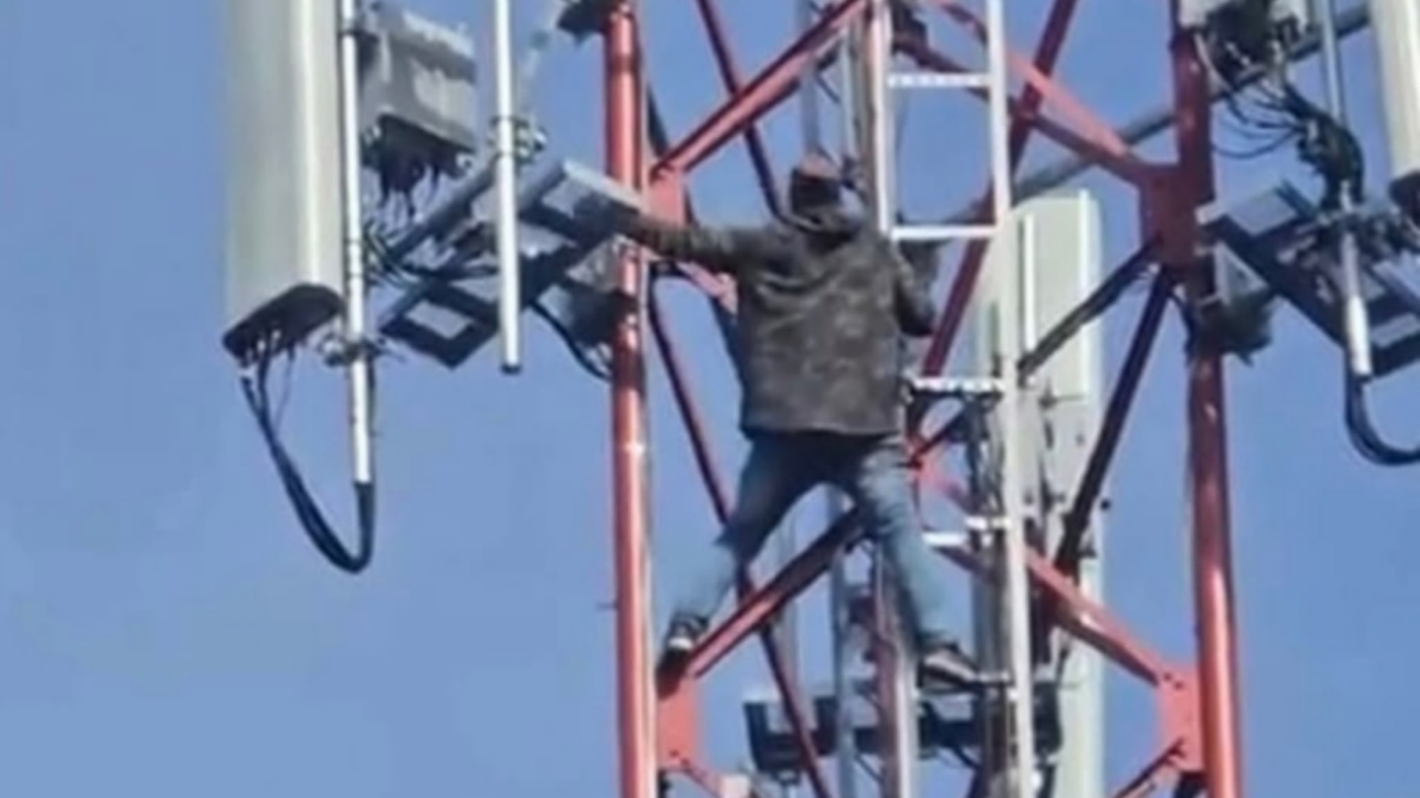 Hombre en antena de Claro en Piedra Blanca