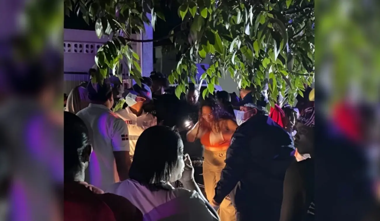 Hombre suceso en poste de luz