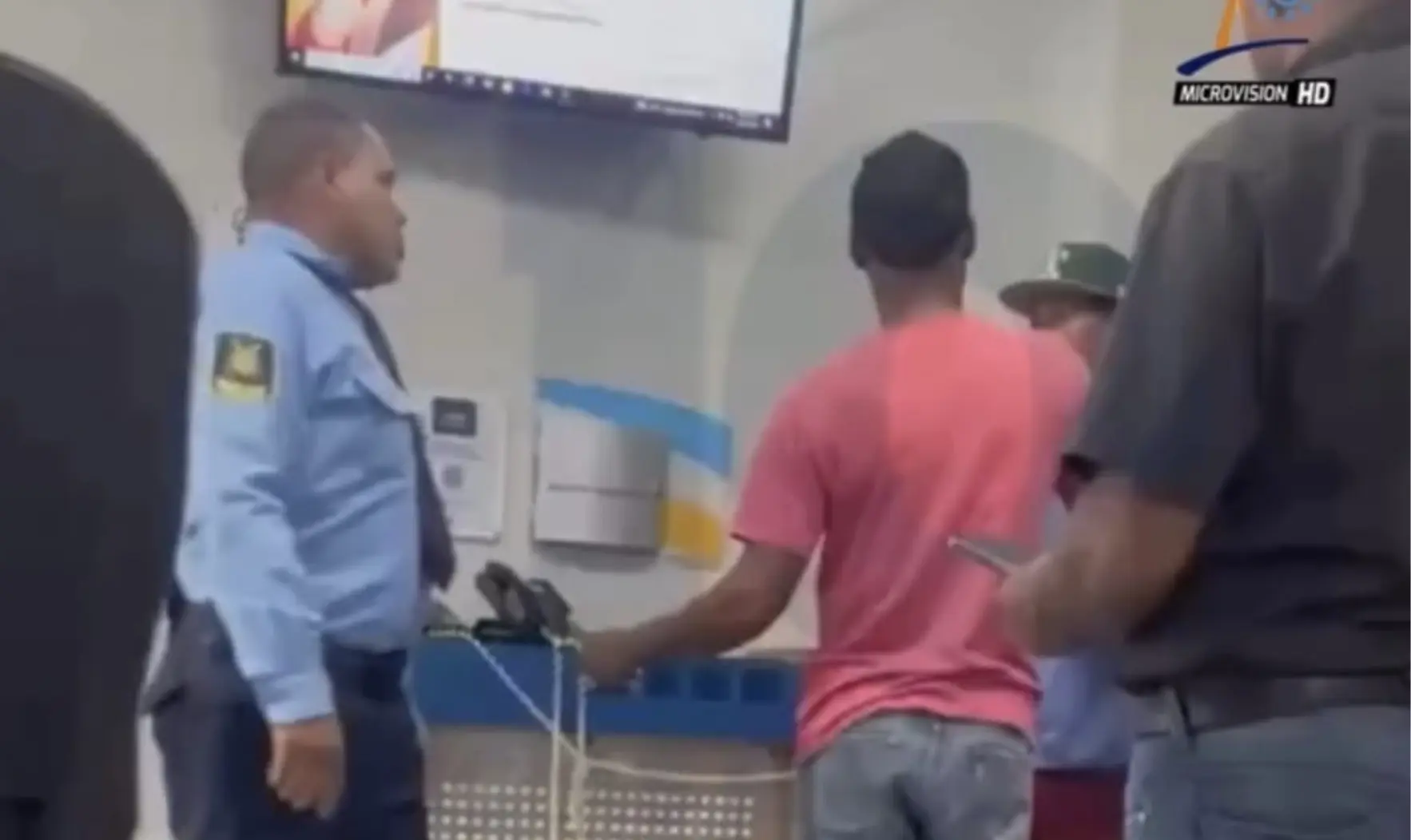 Joven suceso tenso en Banreservas por reclamo de supuesta estafa