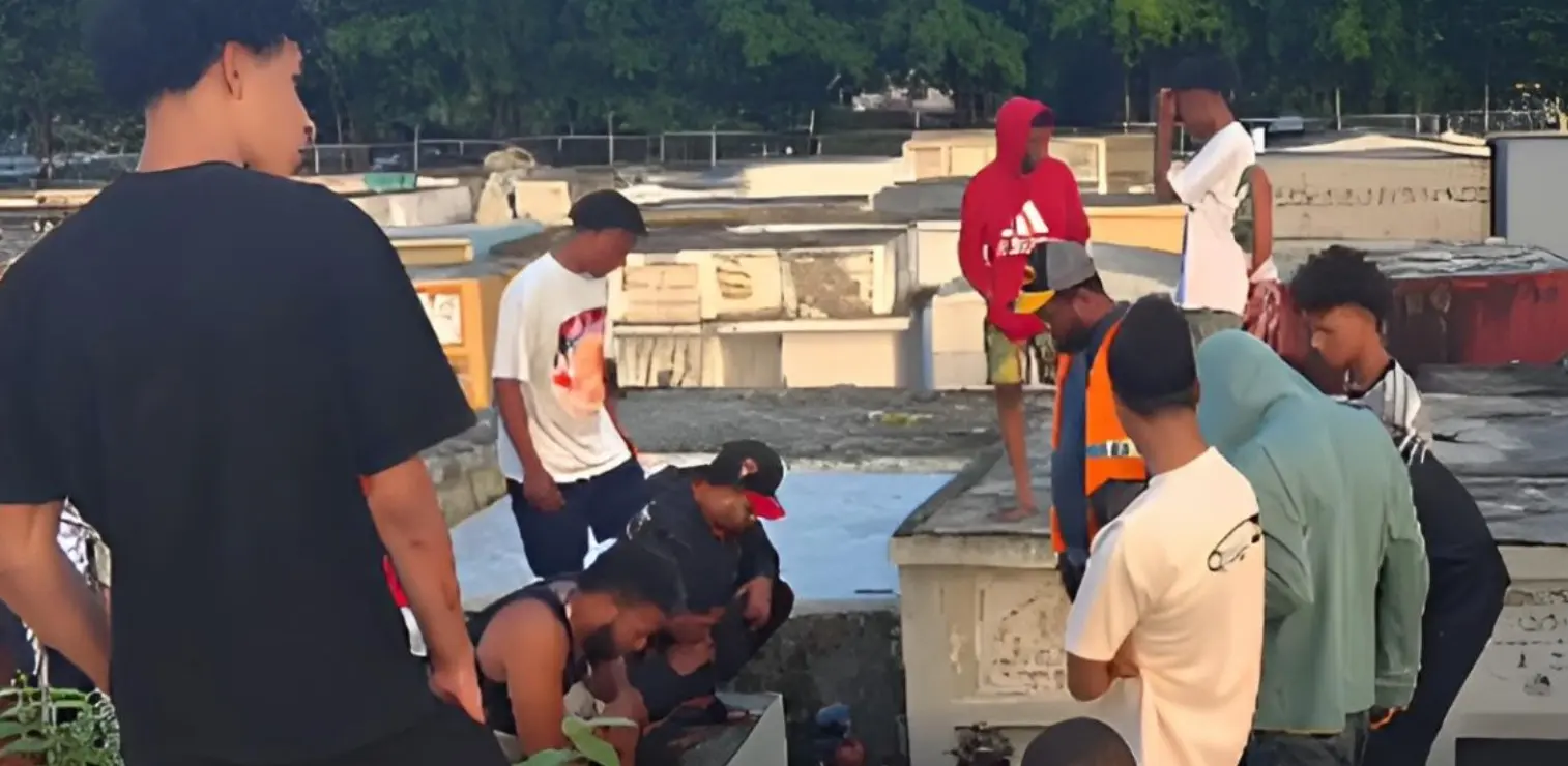 Autoridades realizan levantamiento de joven hallado en cementerio de La Vega