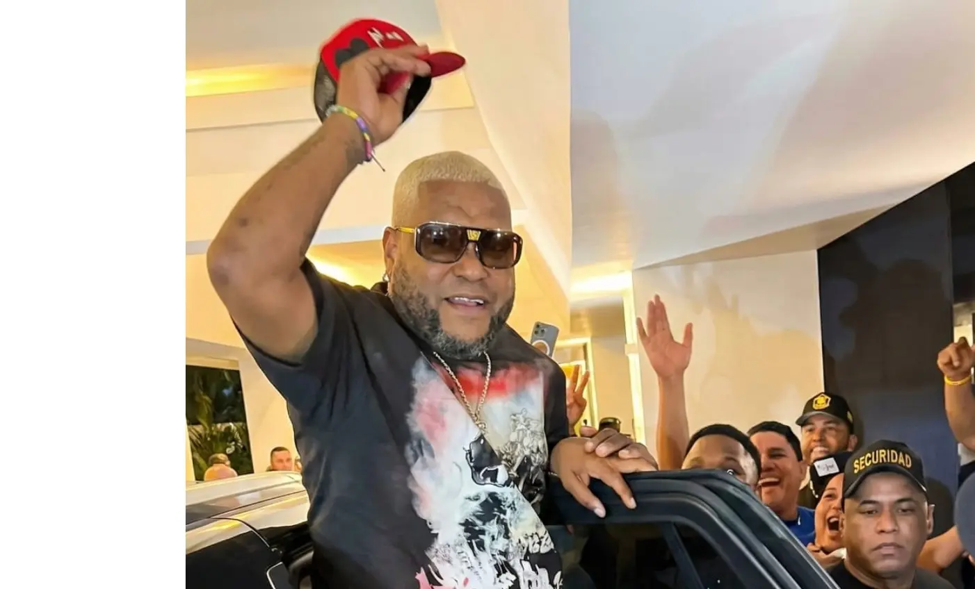 La Fruta en presentación en discoteca de Santiago junto a su hijo Andy