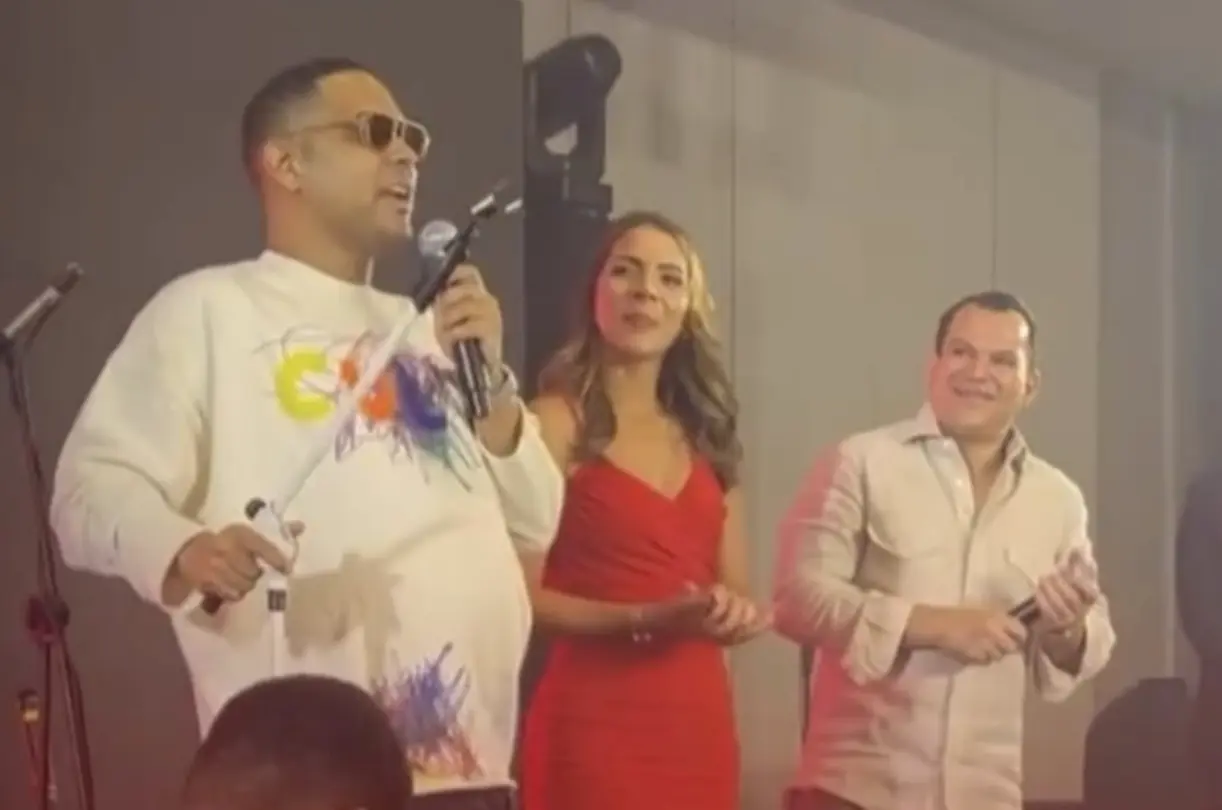 Alofoke sorprende empleado con yipeta del año en fiesta de fin de año