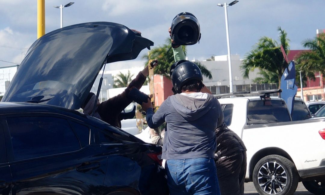 Motorista a una mujer con casco en Santo Domingo Este