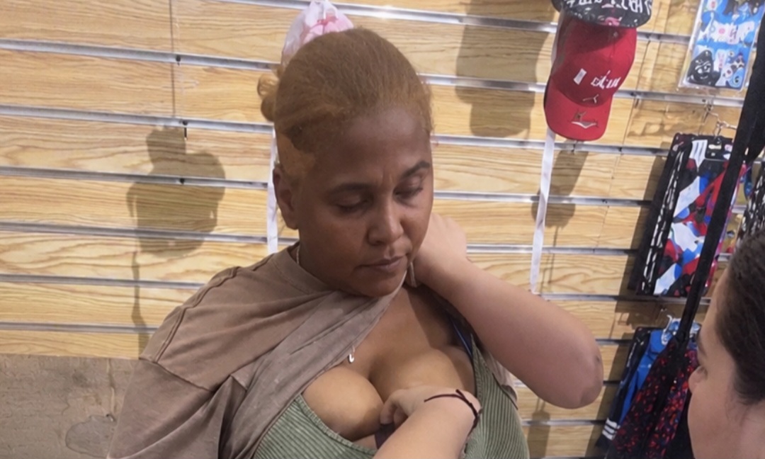 Mujer es retenida en tienda de Herrera