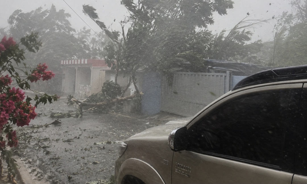 Fuertes vientos provocan daños en Loma de Cabrera